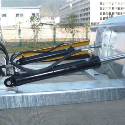 Εύκολο στη χρήση μηχανισμό κλειδώματος θετικού κλειδώματος. Η αλυσίδα ασφαλείας ασφαλίζει τη χοάνη για το χειρισμό του οχήματος. Οι συγκολλημένες ραφές εμποδίζουν τη διαρροή. Εξαιρετικά βαθιά ανοίγματα περόνης. 2 "σχηματισμένα κορυφαία χείλη. Υψηλή ορατότητα με μπλε σμάλτο φινίρισμα